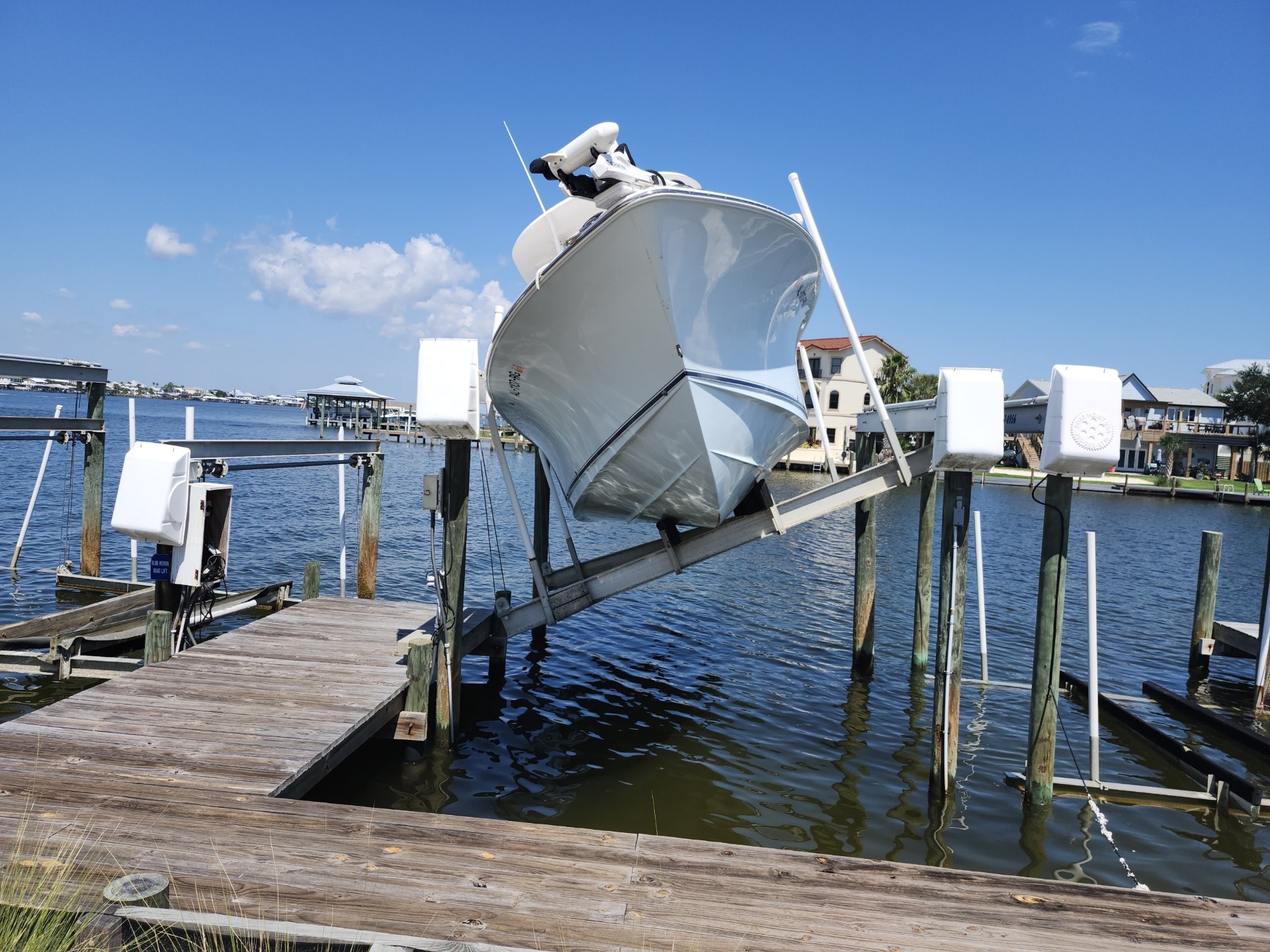 🚤 Emergency Boatlift Repair in Orange Beach, AL – Boat Saved from Capsizing Before the Storm